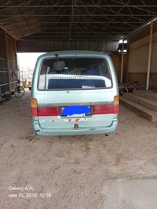 Toyota Hiace — 2/3