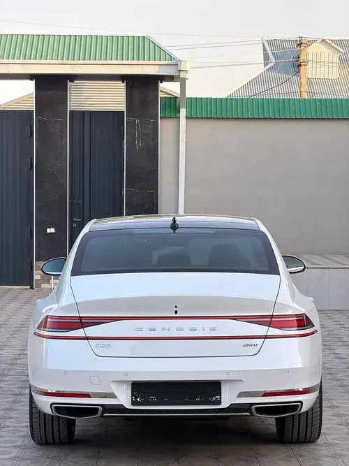 Genesis G90 — 2/4
