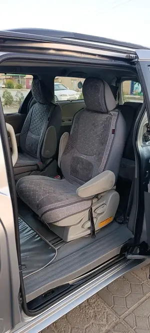 Toyota Sienna thumbnail 8