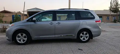 Toyota Sienna — 3/10
