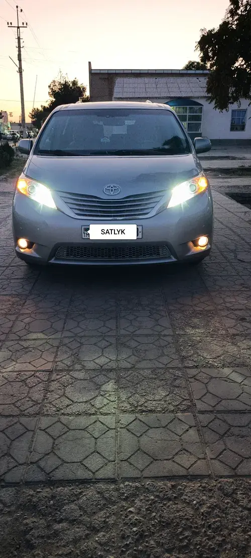 Toyota Sienna — 5/10
