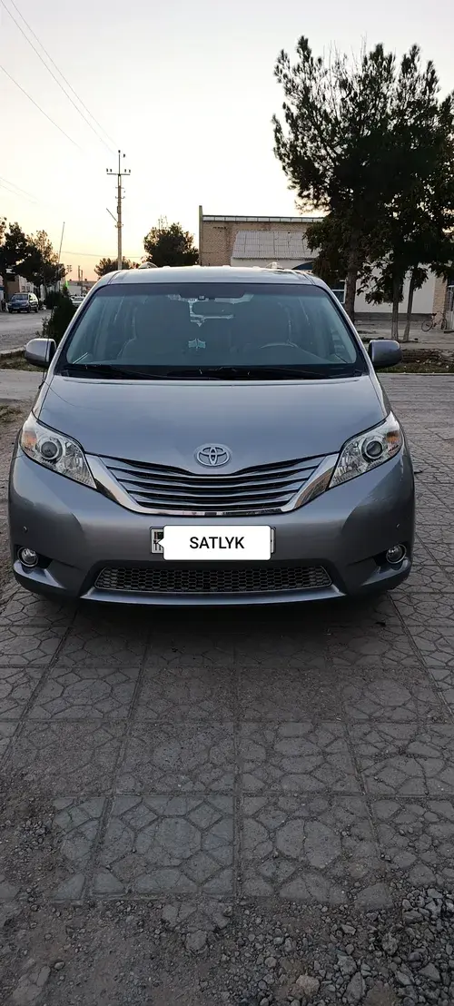 Toyota Sienna — 1/10