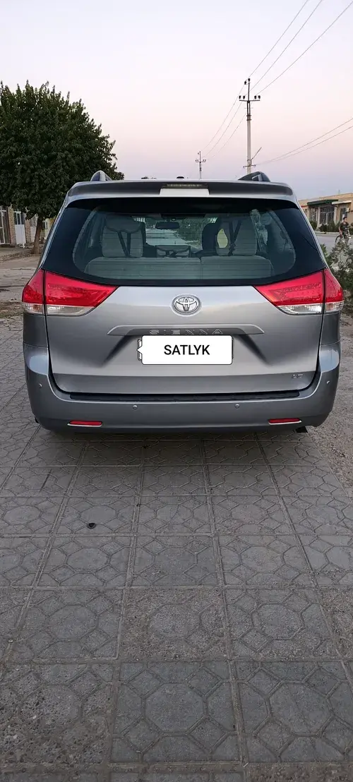 Toyota Sienna — 2/10