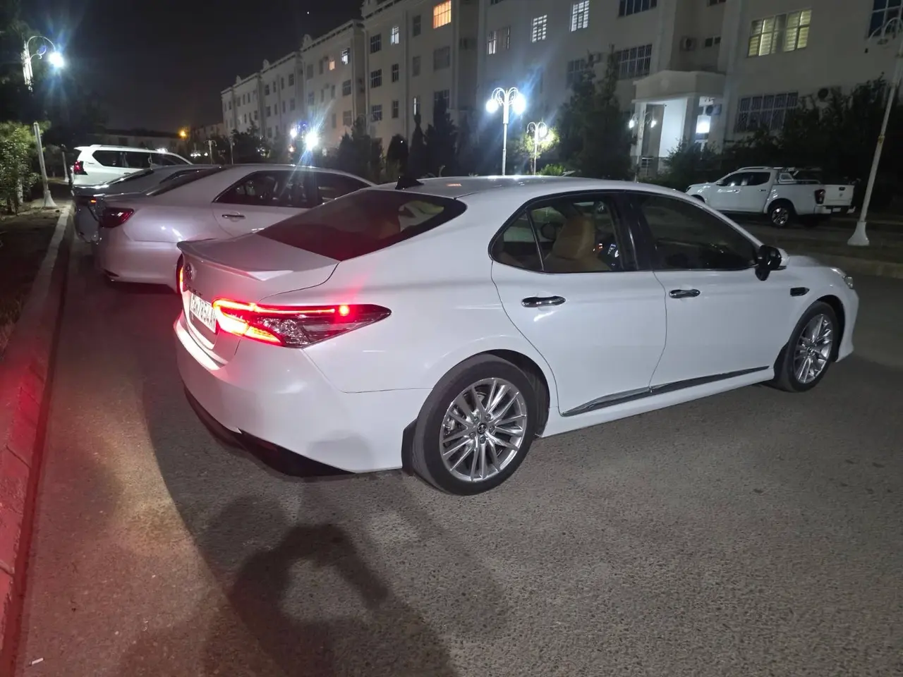 Toyota Camry Hybrid — 3/4
