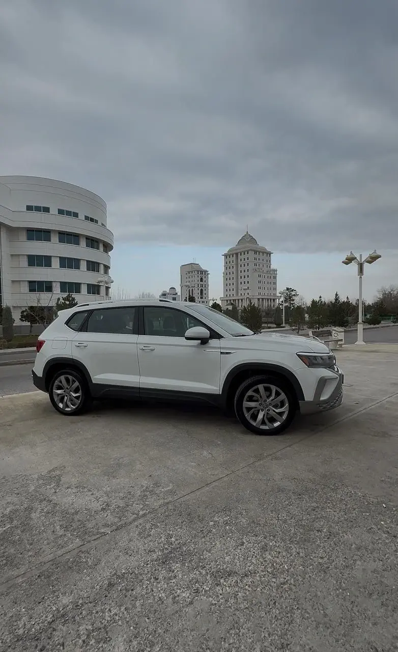 Volkswagen Taos — 4/10