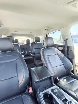 Ford Explorer thumbnail 3