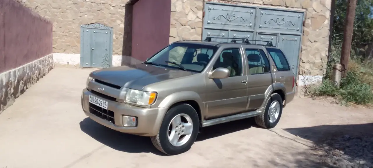 Infiniti QX4 — 1/8