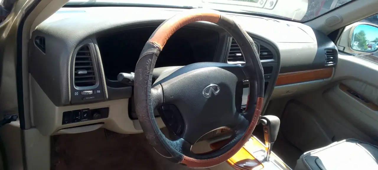 Infiniti QX4 — 2/8