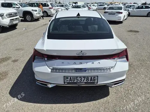 Hyundai Elantra — 3/10
