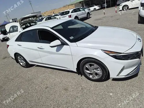 Hyundai Elantra — 5/10