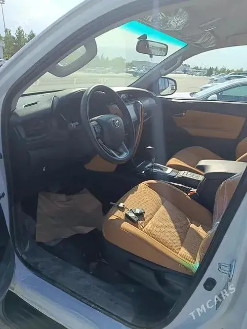 Toyota Fortuner — 4/7