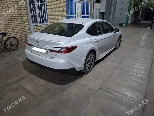 Toyota Camry — 3/7