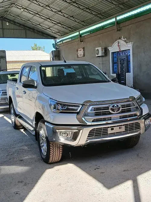 Toyota Hilux — 1/2