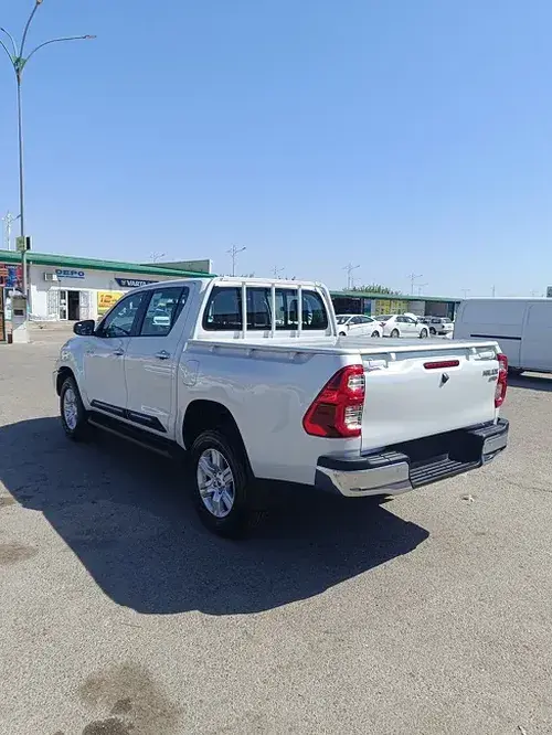 Toyota Hilux — 2/8