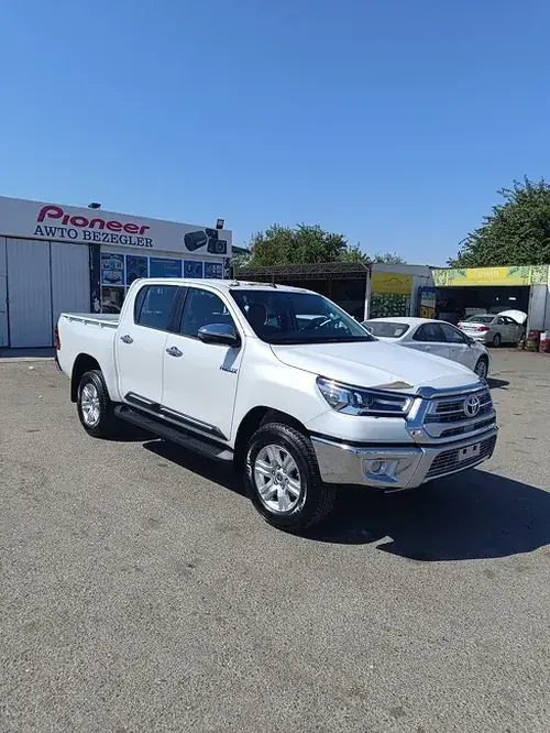 Toyota Hilux — 4/8