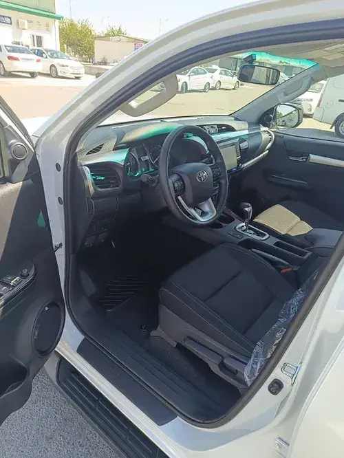 Toyota Hilux — 5/8
