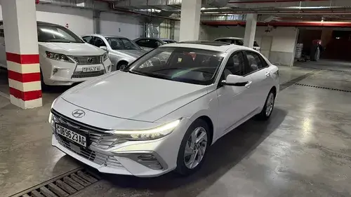 Hyundai Elantra — 3/5