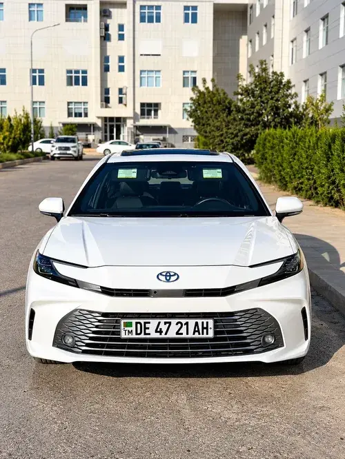 Toyota Camry Hybrid — 1/9