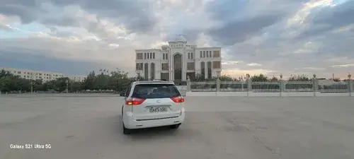 Toyota Sienna — 9/10