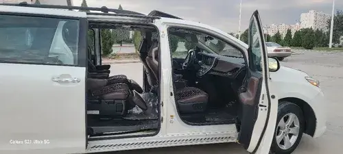 Toyota Sienna — 3/10