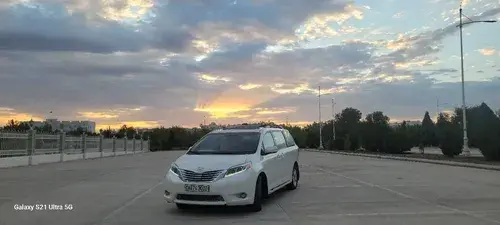 Toyota Sienna — 6/10