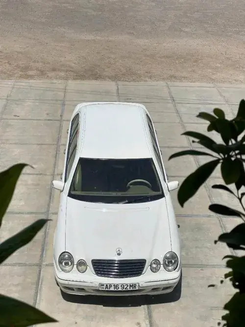 Mercedes-Benz E320 — 5/5