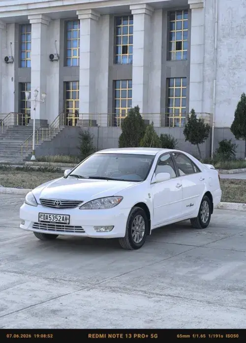 Toyota Camry — 2/4