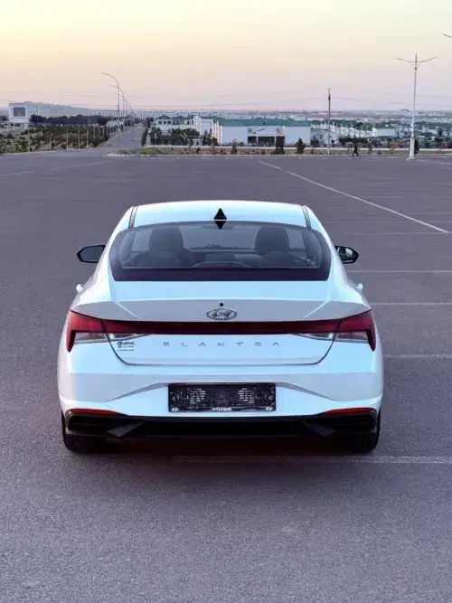 Hyundai Elantra — 5/8