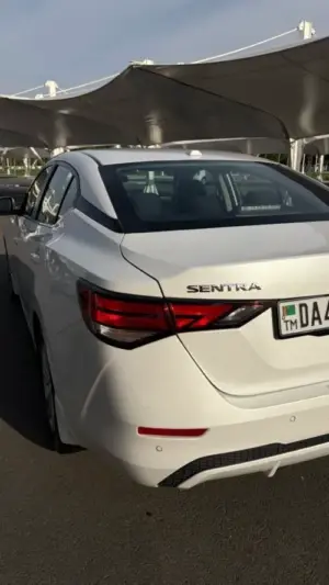 Nissan Sentra thumbnail 4