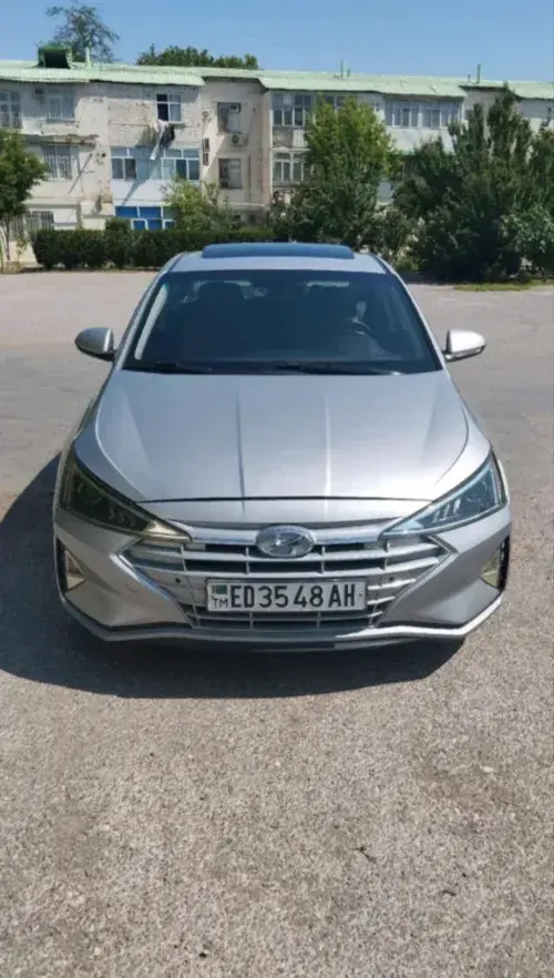 Hyundai Elantra — 1/1