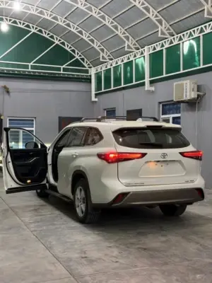 Toyota Highlander thumbnail 3