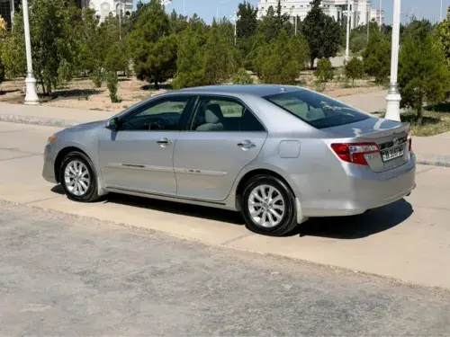 Toyota Camry — 2/6