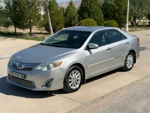 Toyota Camry — 3/6