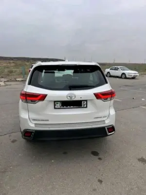 Toyota Highlander thumbnail 2