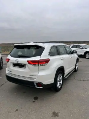 Toyota Highlander thumbnail 4
