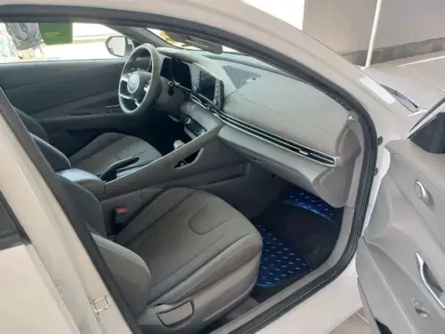 Hyundai Elantra — 3/10