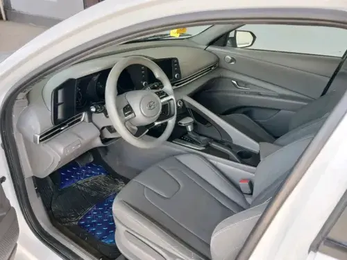 Hyundai Elantra — 5/10
