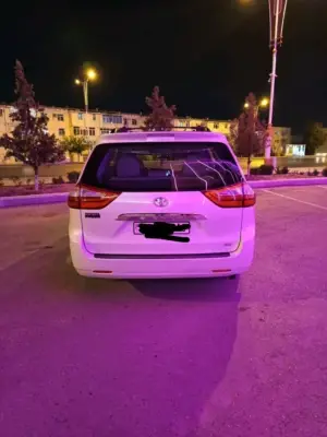 Toyota Sienna thumbnail 7
