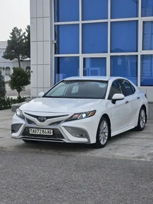 Toyota Camry — 2/6