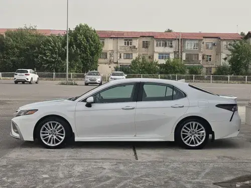 Toyota Camry — 3/6