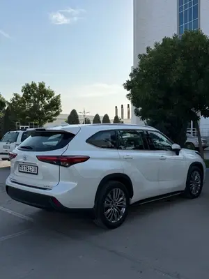 Toyota Highlander thumbnail 3