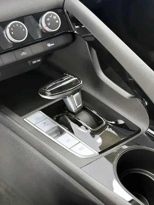 Hyundai Elantra — 8/9
